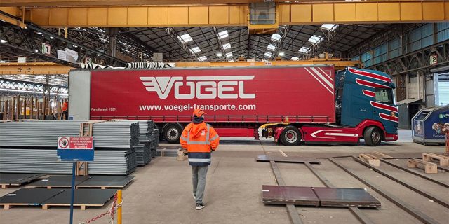 base-logistique-Descasystel-1er-camion-Bonneuil